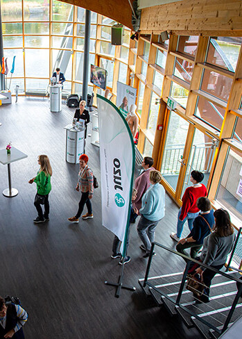 Foyer vom Veranstaltungsort des 8. Phlebologischen Symposiums in Hannover Foyer vom Veranstaltungsort des 8. Phlebologischen Symposiums in Hannover