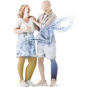 Eine Dame und ein Mann lachen zusammen