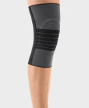 Knie met de JuzoFlex Genu 500 in de kleur antraciet