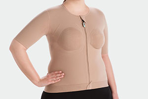 Juzo Expert compressie-thoraxbandage lifestylefoto Vrouw draagt Juzo Expert compressie-thoraxbandage