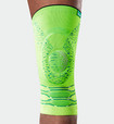 Bein mit Kniebandage Genu Xtra in der Farbe Glowing Green