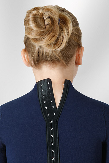 Productfoto haaksluiting van een Juzo compressie-thoraxbandage op de rug Haaksluiting van een Juzo compressie-thoraxbandage op de rug
