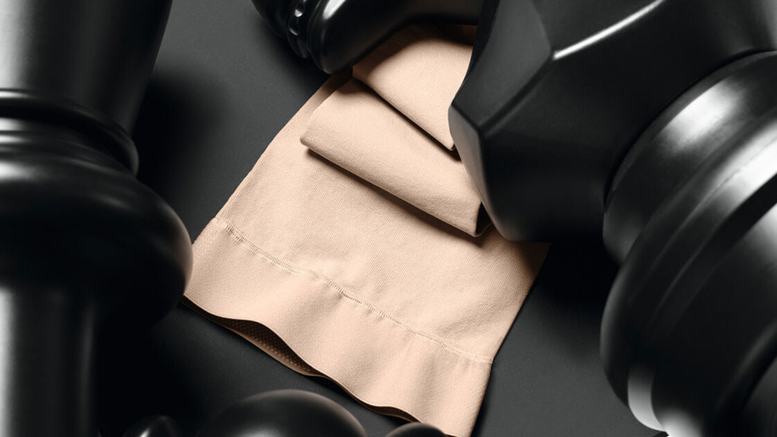 Des pièces d'échecs noires sont posées sur un bas Juzo Dynamic Des pièces d'échecs noires sont posées sur un bas Juzo Dynamic