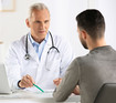Arzt im Gespräch mit einem Patient