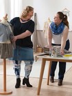 Deux femmes dans un atelier de couture