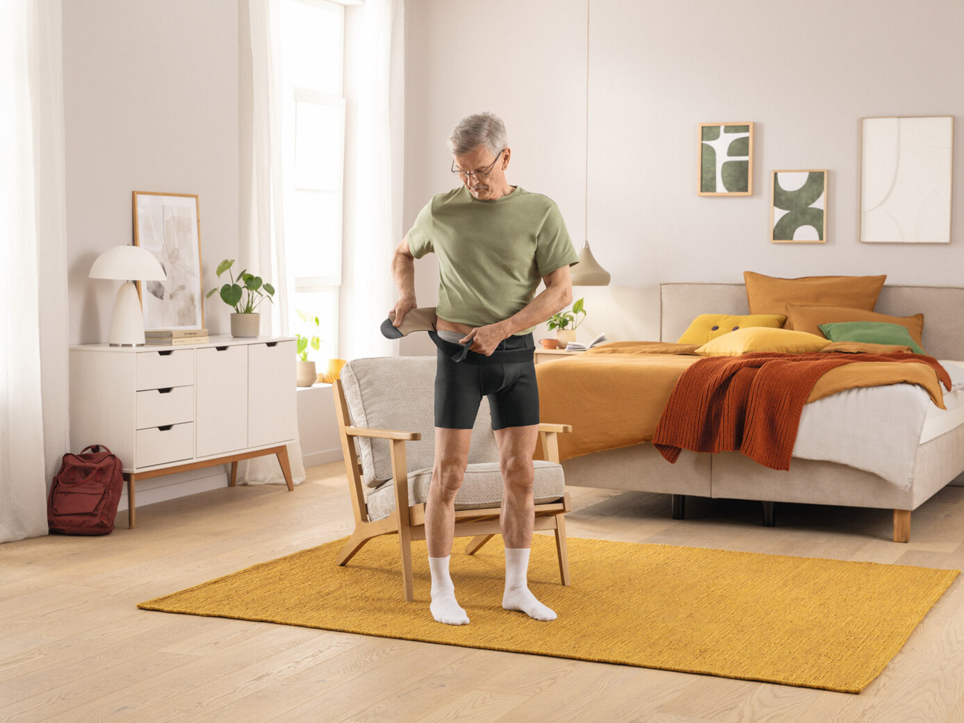 Juzo GenitalCompress Shorts Männer Ein Mann zieht sich die Juzo GenitalCompress Shorts an