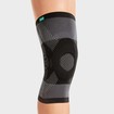 Knie mit der Kniebandage Genu Xtra in der Farbe Anthrazit