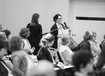 Eine Teilnehmerin des 2. Schweizer Lymphsymposiums spricht in ein Mikrofon