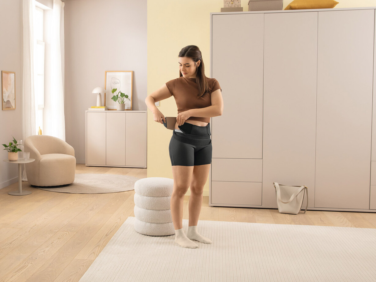 Juzo GenitalCompress Shorts Frauen Eine Frau zieht sich die Juzo GenitalCompress Shorts an