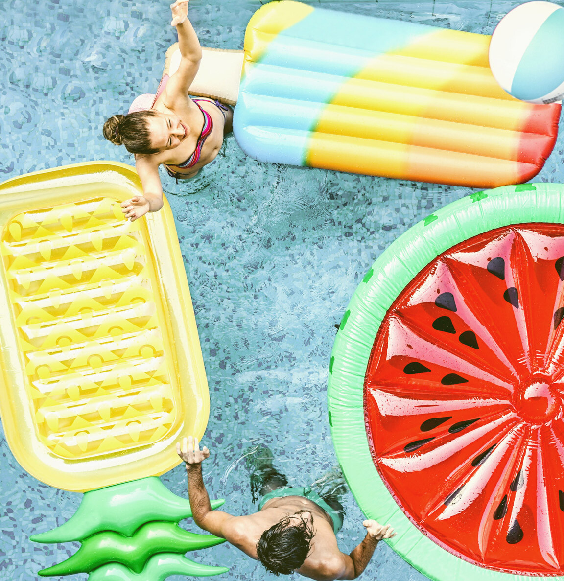Aquafitness Viele Erwachsene beim Aquafitness im Pool