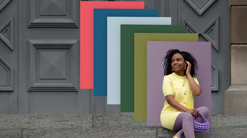 Una mujer está sentada en unas escaleras y lleva ropa de compresión a juego; detrás de ella hay una composición de planos de color superpuestos en distintos tonos de moda. Una mujer está sentada en unas escaleras y lleva ropa de compresión a juego; detrás de ella hay una composición de planos de color superpuestos en distintos tonos de moda.