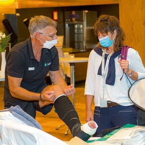 Entstauungstherapie zum Anfassen. Medizinische Adaptive Kompressionssysteme wie der Juzo Compression Wrap wurden in den Pausen vorgeführt. 