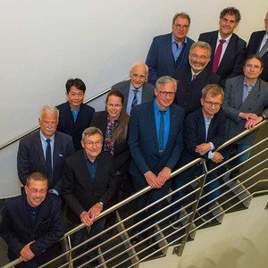 Vordere Reihe (v.l.n.r.): Ao. Univ. Prof. Dr. med. univ. Erich Brenner, Dr. med. Wolfgang Justus Brauer, Prim. Dr. med. Christian Ure, Prim. Dr. med. Christian Wiederer, Prof. Dr. Michael Koller Hintere Reihe (v.l.n.r.): Priv.-Doz. Dr. med. Waldenberger, Assoc.-Prof. PD Dr. med. Chieh-Han John Tzou, Priv.-Doz. Dr. med. Vivien Schacht, Prof. Dr. med. H.-Peter Berlien, Prim. Dr. med. Gert Apich, Prof. Dr. Dr. med. Rüdiger G. H. Baumeister, Prof. Jean-Paul Belgrado, Em. Prim. Dr. med. Walter Döller