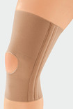 Knie mit der JuzoFlex Genu 320 mit offener Patella in der Farbe Beige