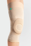 Knie mit der JuzoFlex Genu-Wide in der Farbe Beige