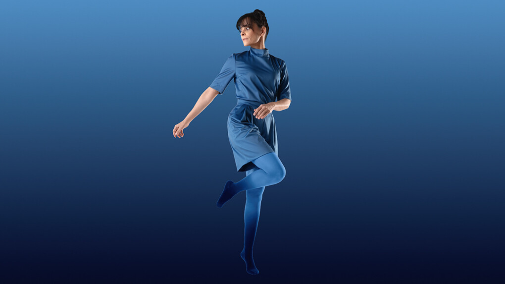 Eine Frau trägt Kompressionsversorgungen in Dip Dye Blau