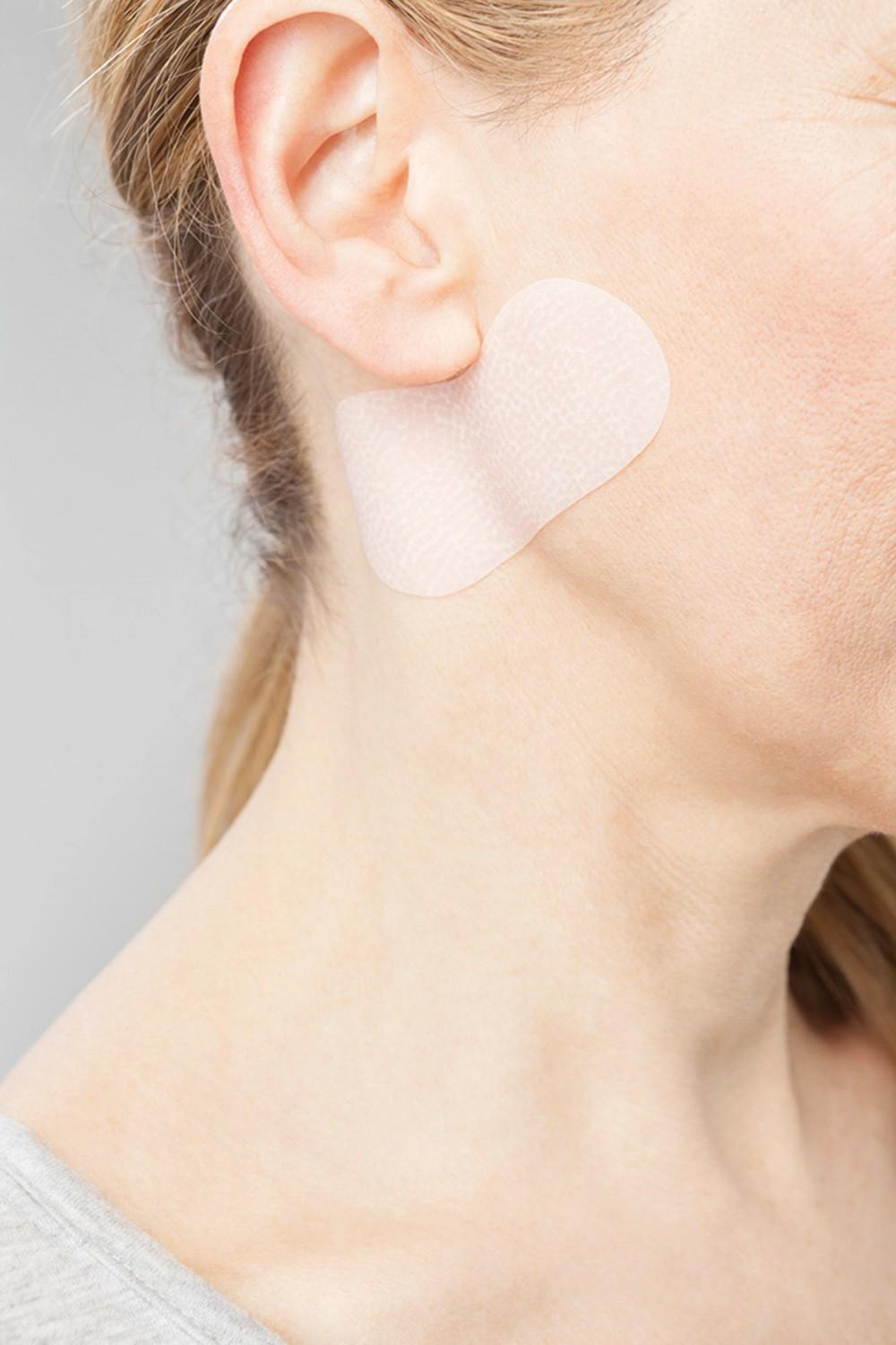 Donna utilizza Juzo ScarPad sul collo