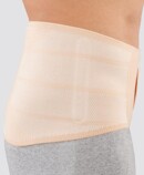 3.ª Imagen del producto Beige, lateral Un hombre lleva la ortesis de espalda JuzoPro Lumbal de forma recta