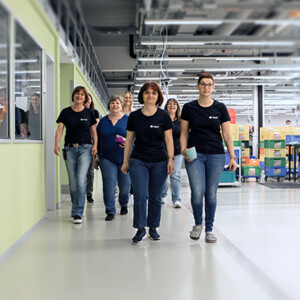 Produktionsmitarbeiter auf dem Weg in die Pause Produktionsmitarbeiter auf dem Weg in die Pause