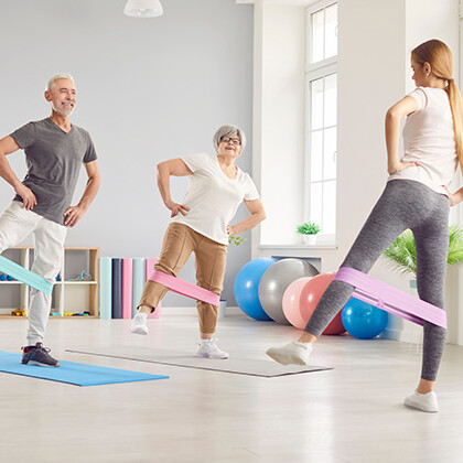 Ältere Menschen beim Reha Sport Ältere Menschen beim Reha Sport