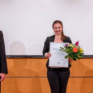 v. l.: Prof. Dr. med. Markus Stücker (Präsident der DGP) , Greta Zinser, Ulrich Frey (Firma Juzo)