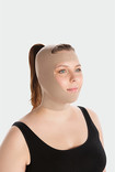 Kvinna bär Juzo kompressionsansiktsmask