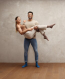 2. Lifestyle imagen Juzo Intenso Hombre con mujer en brazos, ambos llevan las medias Juzo Intenso