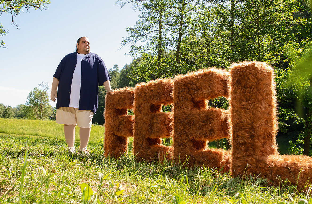 Außen stark und sicher Ein Mann stützt sich auf die Buchstaben Feel ab
