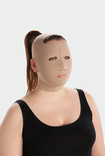 Mulher usando máscara facial de compressão Juzo com testa aberta