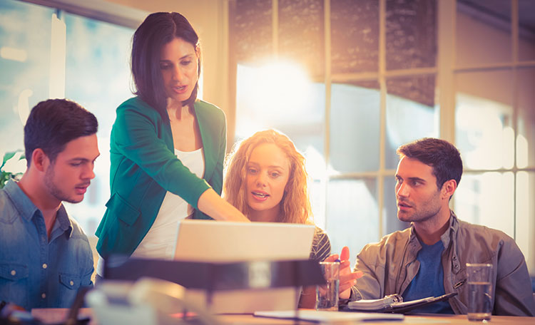 Plötzlich Führungskraft Führungskraft zeigt ihren Mitarbeitern etwas