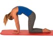 Mulher faz exercício de ioga