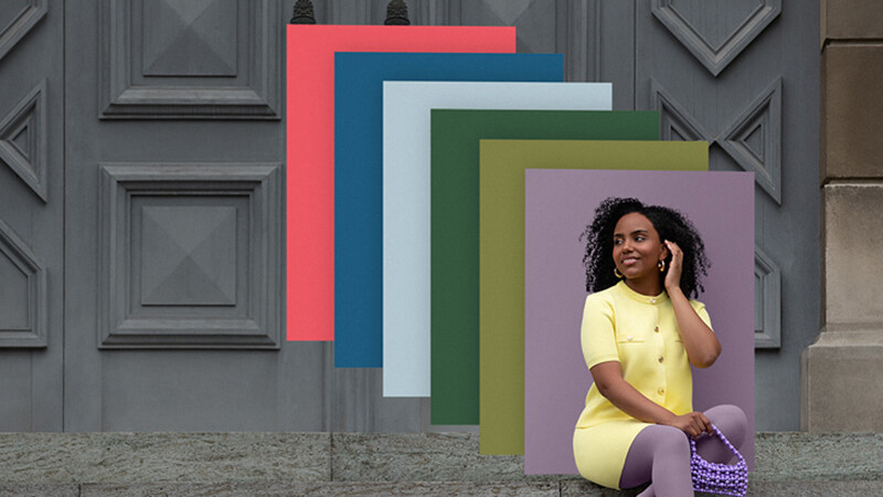 Une femme est assise sur un escalier et porte des vêtements de compression aux couleurs assorties ; derrière elle, des aplats de couleurs tendance se superposent. Une femme est assise sur un escalier et porte des vêtements de compression aux couleurs assorties ; derrière elle, des aplats de couleurs tendance se superposent.