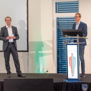 Wissenschaftlicher Leiter Prof. Dr. med. Tobias Görge (rechts) und PD Dr. med Dr. rer. Nat. Jan Ehrchen Wissenschaftlicher Leiter Prof. Dr. med. Tobias Görge (rechts) und PD Dr. med Dr. rer. Nat. Jan Ehrchen, die durch die Veranstaltung moderierten.
