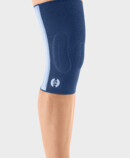 Knie met de JuzoFlex Genuaktiv in navy