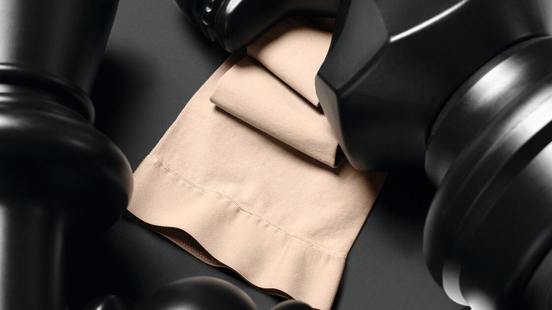 Des pièces d'échecs noires sont posées sur un bas Juzo Dynamic