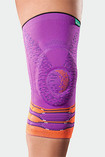 Knie mit der JuzoFlex Genu Xtra Style in Pink Heat