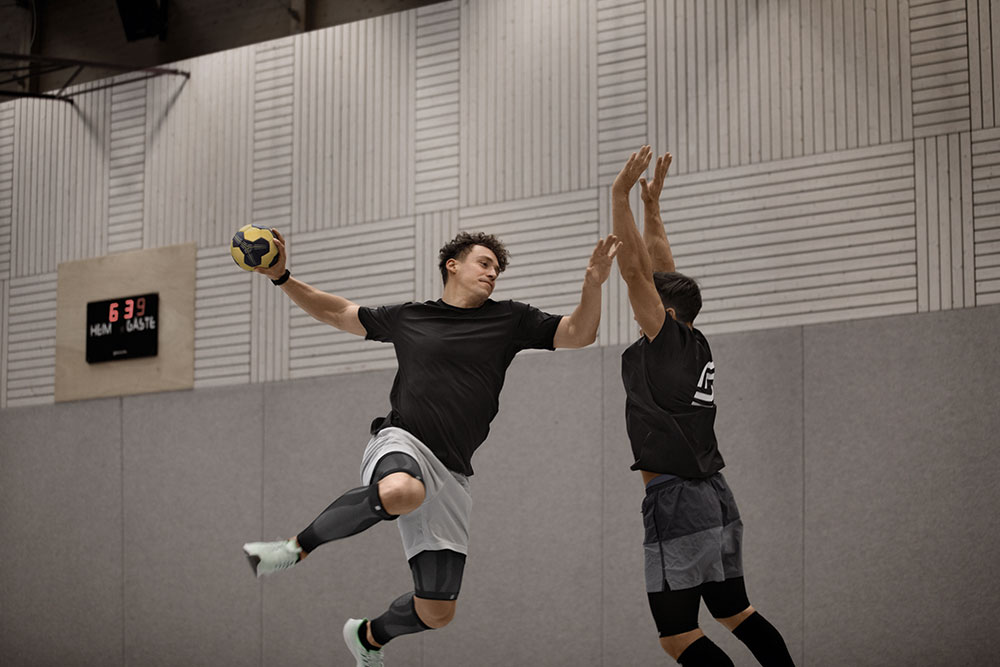 Sport Compression Sleeves BestPerform Männer spielen Handball mit der neuen BestPerform Compression von sportomedix