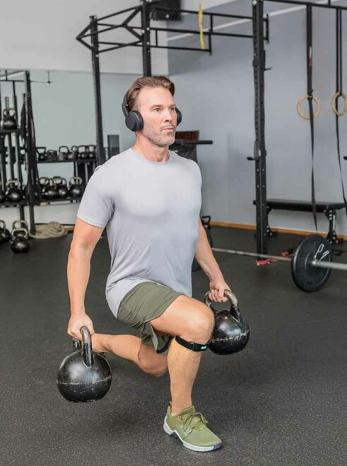 Mand i fitnesscentret med JuzoFlex Patella Xtra