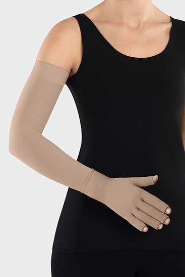 Luva com encaixes para os dedos Juzo Expert Seamless em combinação com manga, na cor Amêndoa Luva com encaixes para os dedos em combinação com manga, na cor Amêndoa