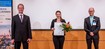 v. l.: Prof. Dr. med. Markus Stücker (Präsident der DGP) , Greta Zinser, Ulrich Frey (Firma Juzo)