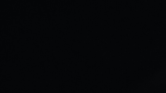 Eine Frau wird vom Licht angestrahlt. Sie lächelt.