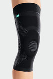 Knie mit der Kniebandage JuzoFlex Genu Xtra Wide in der Farbe Schwarz