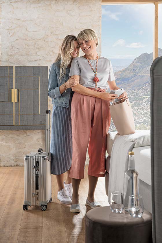 Gute Vorbereitung ist das A und O Zwei Frauen packen zusammen