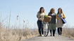 Drei Frauen auf einem Steg tragen Kompressionsstrümpfe