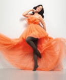 Immagine Lifestyle Juzo Inspiration Donna con Juzo Inspiration e collant in abito color cacao e arancio