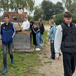 Azubis bei der Nachhaltigkeitsaktion am Haus am Moos bei der Gartenarbeit