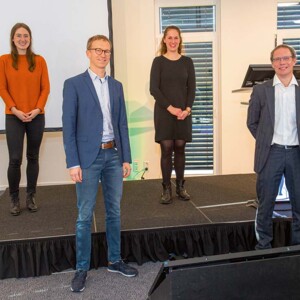 Gruppenbild von links: Dr. med. Marie Luise Schiffmann, Prof. Dr. med. Tobias Görge, Caroline Mitschang und PD Dr. med Dr. rer. Nat. Jan Ehrchen