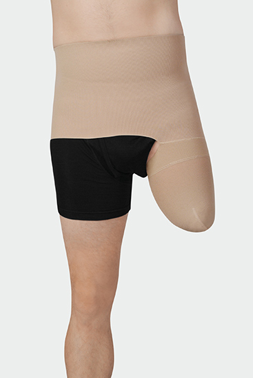 Imagem do produto Meia de coto femoral com cinta Juzo Homem usando meia de coto femoral Juzo com cinta