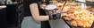 Eine Bäckereifachverkäuferin trägt eine Handgelenksbandage