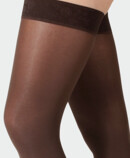 1. Immagine prodotto gambe con bordo aderente in silicone Motiv Donna indossa Juzo Inspiration con bordo aderente in silicone Motiv